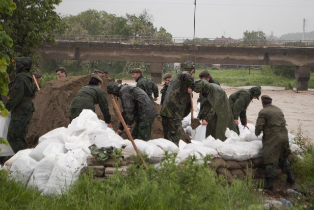 B92 - Vesti - Vojni helikopteri spasli 16 ljudi