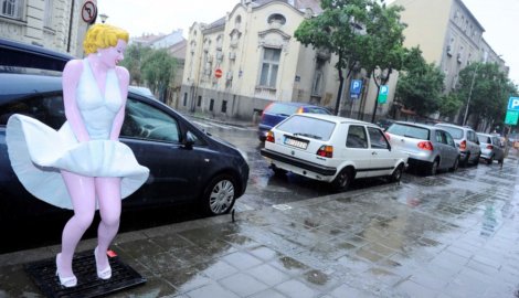 Merlinka ispred galerije New Moment