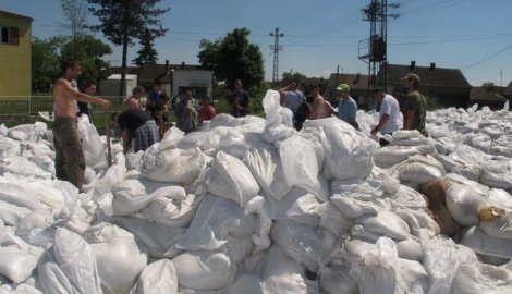 Danonoćno pojačavaju nasipe na Savi