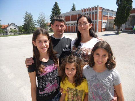 Mama i tata stigli u posetu devojčicama