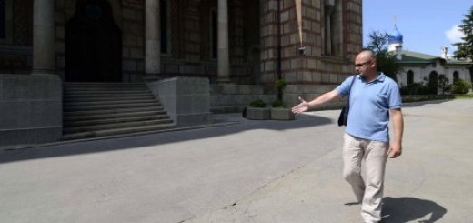 Blažo Đurivić pokazuje gde su ostaci stare crkve