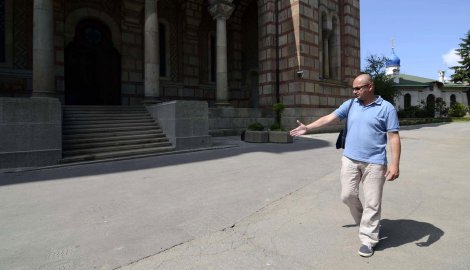 Blažo Đurivić pokazuje gde su ostaci stare crkve