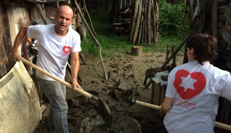 Pored fizičkog rada, prikupljaju i osnovne potrepštine