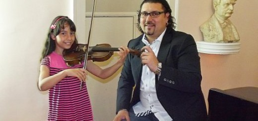 Talentovana devojčica: Evelin Lakatoš sa profesorom Milošem Nikolićem