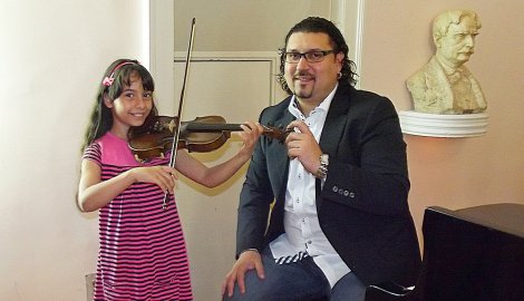 Talentovana devojčica: Evelin Lakatoš sa profesorom Milošem Nikolićem