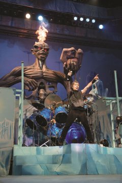 Avion: Pevač Brus pilotiraće „boingom“ kojim bend stiže u Beograd