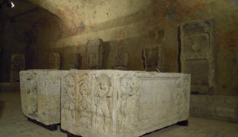 Posetioci mogu da vide sarkofage, nadgrobne spomenike..