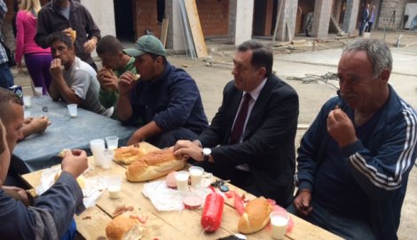 Predsednik RS sa graditeljima doručkovao hleb i parizer