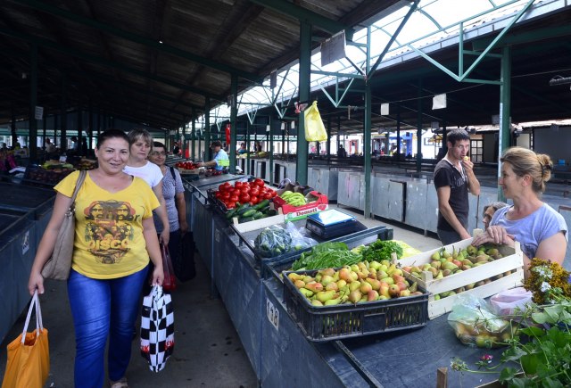 Ljudi sevraćaju na obrenovačku pijacu (Tanjug)