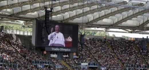 Papa održao govor na stadionu u Rimu