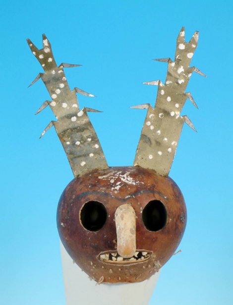 Maska (lejka, koruba): Napravljena je od izdubljene tikve sa rogovima od žutog pleha koji su po ivici izrezani. Nos je od kraja tikve, a zubi su od pasulja.