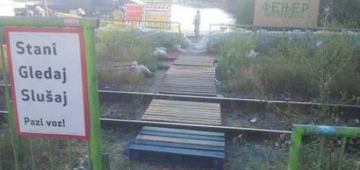 Aktivisti Ulica za bicikliste su postavili i drvene palete preko neobezbeđenog pružnog prelaza da bi se bicikli lakše preneli kao i znak