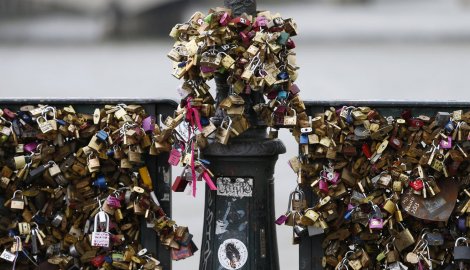 Most katanaca ljubavi u Parizu