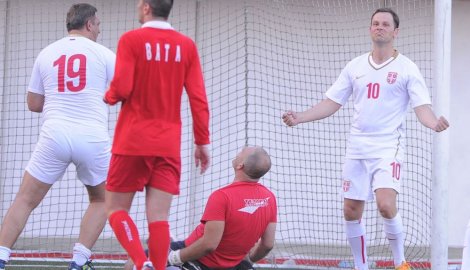 Siniša Mali proslavlja pogodak