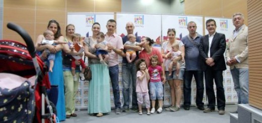 Predsednik opštine Dejan Kovačević obradovao je roditelje još 74 bebe