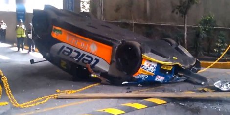 Trkački automobil pao sa krana