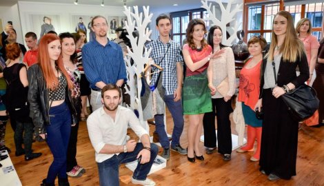 Studenti Aleksandra Ristić, Bojana Drašković, Stefan Donevski, Mladenka Mijušković, Dragana Stanković i Senaid Čuljević pored svojih kreacija