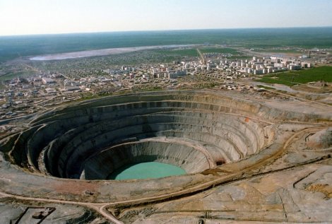 Grad Mirnji se nalazi na obodu ogromnog rudnika