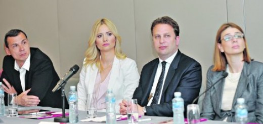 Osnivači: Dragan Maksimović (SIKA), Tijana Bajović (Ringier Axel Springer),  Žan-Luk Eš (švajcarska ambasada), Marjana Davidović (Nestle)