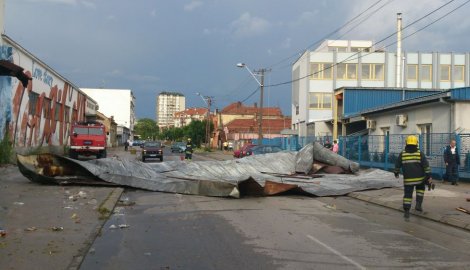 Olujni vetar iščupao krov skladišta i bacio ga na strujne vodove u Nišu
