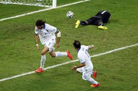 Grci iz poklon penala do Kostarike i osmine finala, Obala Slonovače ispala Foto