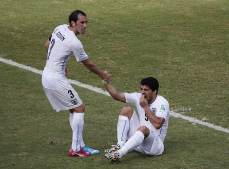 Sudiji promakao ugriz, ali se neće izvući: FIFA pokrenula istragu protiv Suareza!