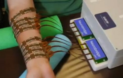 Ijan Berkhart  je gledao kako se digitalna šaka pokreće na ekranu i zamišljao kako na isti način pokreće svoju šaku