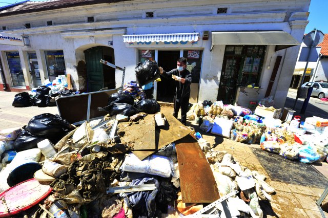 Obrenovac: Vlasnici lokala izbacuju stvari na ulicu (Foto: Tanjug)