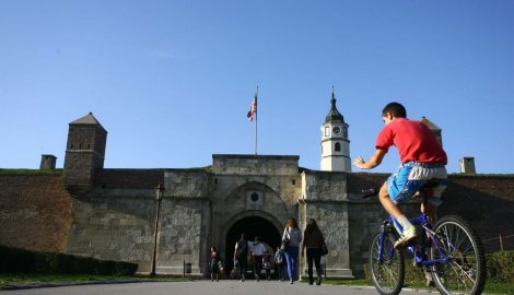 LEKARI SAVETUJU Nositi adekvatnu odeću, uzimati laganu hranu i tečnost