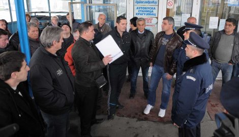 Radnici „Autosaobraćaja“ stavili katanac na upravnu zgradu