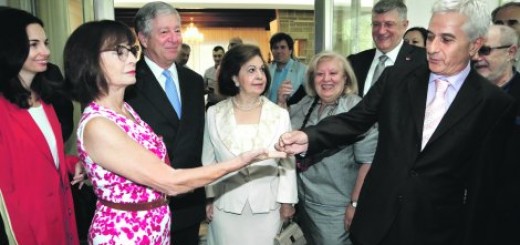 Primopredaja: Predstavnik Ambasade CG Ananije Perović predaje ključ "Crnogorke" princezi Jelisaveti