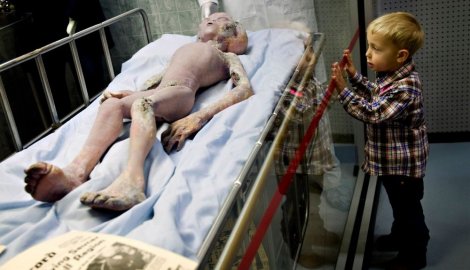 Dečak gleda u lutku vanzemaljskog tela, koja je deo scene iz filma, u Međunarodnom NLO muzeju i Istraživačkom centru i Rozvelu