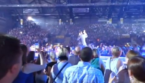 Robi Vilijams pao sa bine, slomio ruku fanu iz publike Video