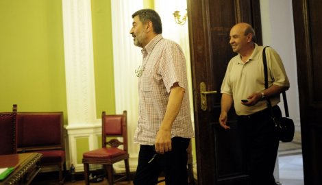 Poslanici na jučerašnjoj sednici Administrativnog odbora u majicama i raskopčanim košuljama