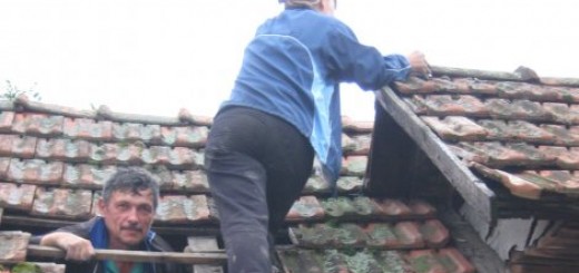 Meštani popravljaju oštećene krovove