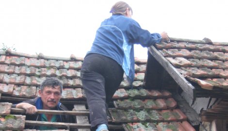 Meštani popravljaju oštećene krovove
