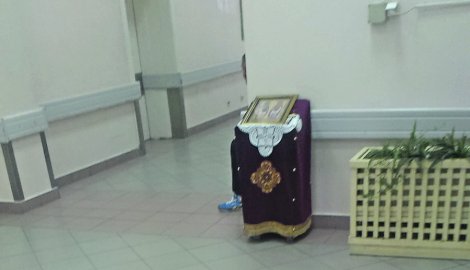 Molitvenik na prvom spratu okružen ambulantama