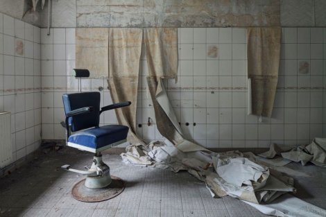 Napuštena berberska stolica u plemićkoj kući koja je nekad služila kao sanatroijum