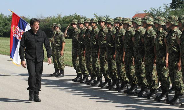 Ministar Gašić i vojnici (Foto: Beta, arhiva)