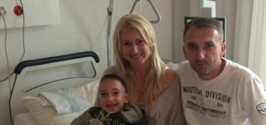 Aleksandar posle operacije sa roditeljima